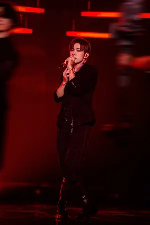易烊千玺《MyBoo》舞台首唱帅气图片_4