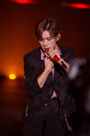 易烊千玺《MyBoo》舞台首唱帅气图片_5