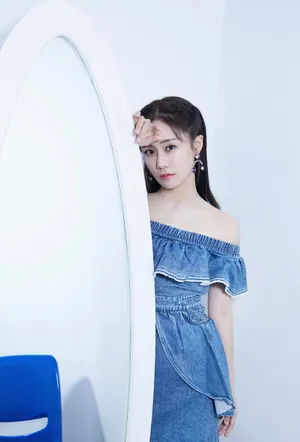 刘芸露肩牛仔裙性感写真图片