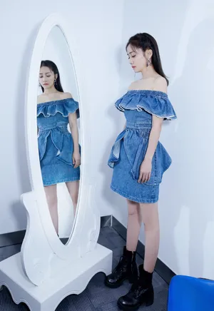刘芸露肩牛仔裙性感写真图片_1
