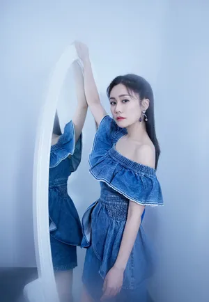 刘芸露肩牛仔裙性感写真图片_3