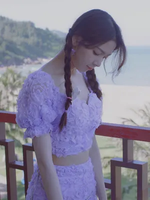 陈瑶麻花辫甜美海边写真图片_3