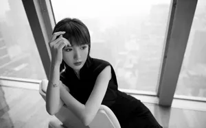 毛晓彤墨绿长裙性感写真图片