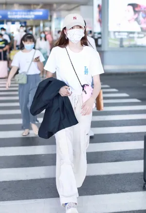 林小宅粉嫩卡通小包清爽元气满满机场照图片