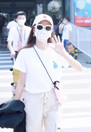 林小宅粉嫩卡通小包清爽元气满满机场照图片_2