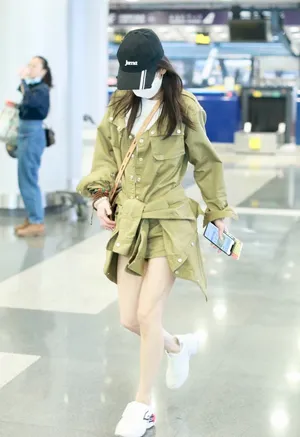 黄圣依草绿色套装黑帽墨镜清新机场照图片_1