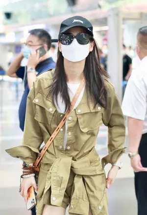 黄圣依草绿色套装黑帽墨镜清新机场照图片