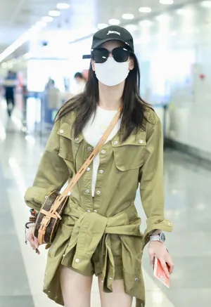 黄圣依草绿色套装黑帽墨镜清新机场照图片_2