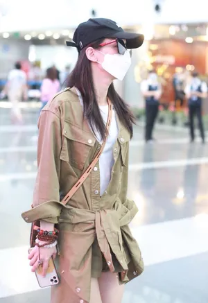 黄圣依草绿色套装黑帽墨镜清新机场照图片_3