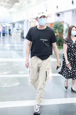 秦昊T恤配工装裤腰包帅气男友风机场照图片_2