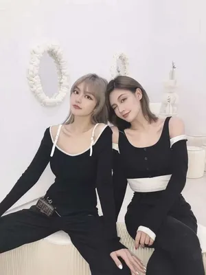 周扬青女团穿搭墨镜露腰秀身材写真图片