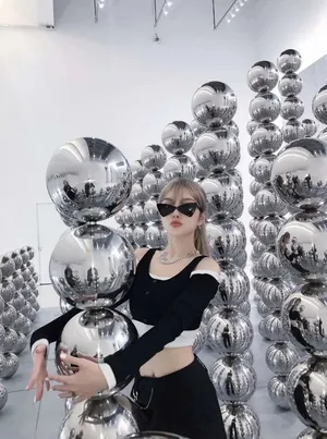 周扬青女团穿搭墨镜露腰秀身材写真图片_3