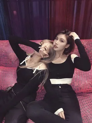 周扬青女团穿搭墨镜露腰秀身材写真图片_4