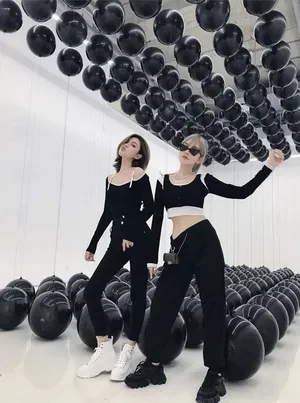 周扬青女团穿搭墨镜露腰秀身材写真图片_5