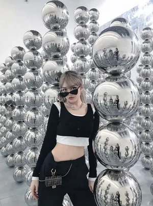 周扬青女团穿搭墨镜露腰秀身材写真图片_6