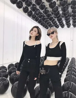 周扬青女团穿搭墨镜露腰秀身材写真图片_7