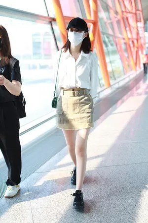 李沁短裙白衬衫气质清纯机场照图片