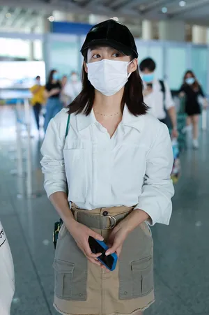 李沁短裙白衬衫气质清纯机场照图片_2