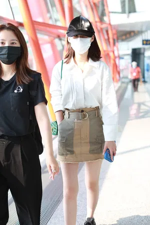 李沁短裙白衬衫气质清纯机场照图片_3