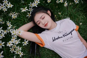林允七夕花海t恤牛仔清新甜美写真照图片_1