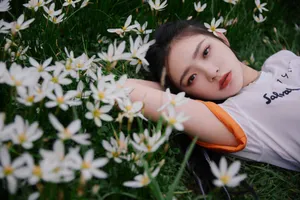 林允七夕花海t恤牛仔清新甜美写真照图片_4