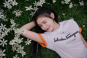 林允七夕花海t恤牛仔清新甜美写真照图片_5