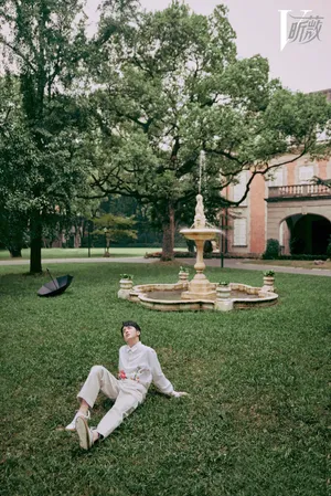 张新成复古帅气写真大片