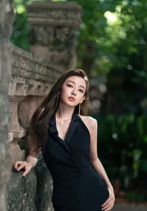 何瑞贤露背装性感写真图片_3