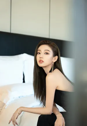 何瑞贤露背装性感写真图片_5