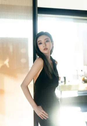 何瑞贤露背装性感写真图片_6