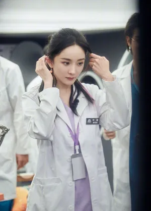 杨幂粉色挑染马尾造型图片_2
