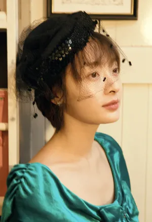 孙铱丝绒绿裙优雅写真图片_1