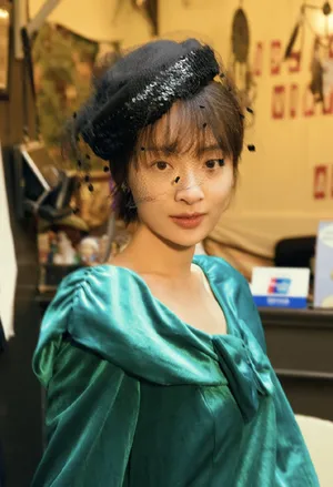 孙铱丝绒绿裙优雅写真图片_3