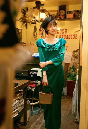 孙铱丝绒绿裙优雅写真图片_4