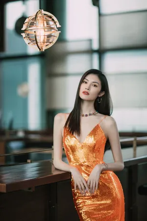 何穗亮片裙性感写真图片