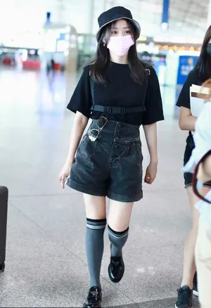 张靓颖黑色套装半筒袜炫酷少女机场照图片