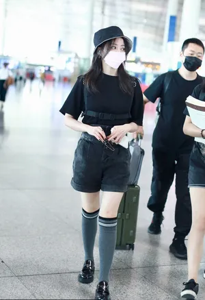 张靓颖黑色套装半筒袜炫酷少女机场照图片_2