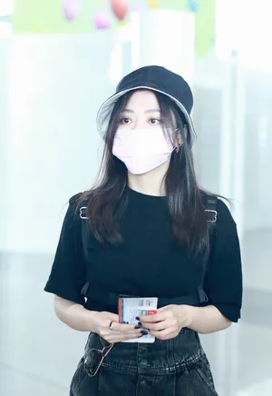 张靓颖黑色套装半筒袜炫酷少女机场照图片_3