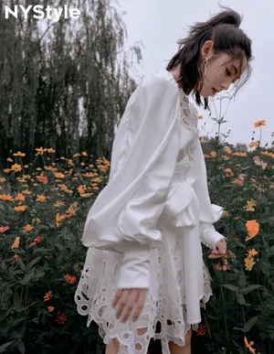 邢菲夏末湖边大片写真图片