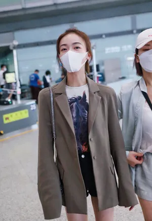 吴谨言西装外套黑短裤纤细长腿机场照图片