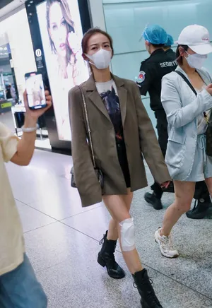 吴谨言西装外套黑短裤纤细长腿机场照图片_2