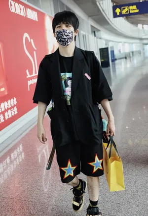 大张伟黑色潮装帅气口罩机场照图片_3