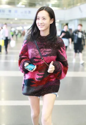 李一桐红毛衣配热裤修长美腿机场照图片