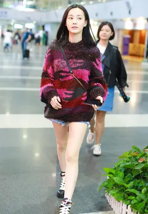 李一桐红毛衣配热裤修长美腿机场照图片_3