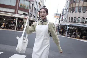 李子璇元气俏皮日本街拍照图片