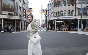 李子璇元气俏皮日本街拍照图片