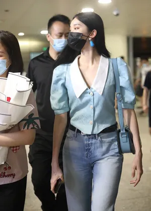 刘令姿蓝短袖衬衫牛仔裤精致时髦机场照图片_1