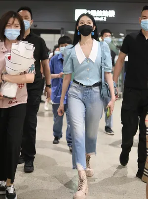 刘令姿蓝短袖衬衫牛仔裤精致时髦机场照图片