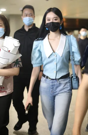 刘令姿蓝短袖衬衫牛仔裤精致时髦机场照图片_2