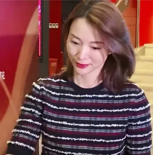 董卿《活着唱着》英气十足首映礼图片
